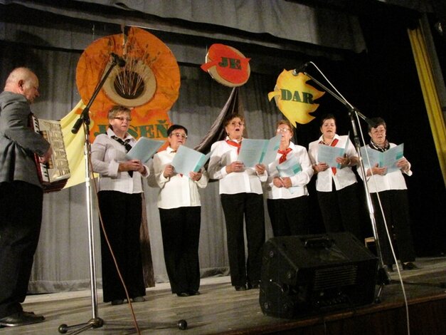 "Spevácka skupina" - vystúpenie Klubu dôchodcov z Malých Krštenian